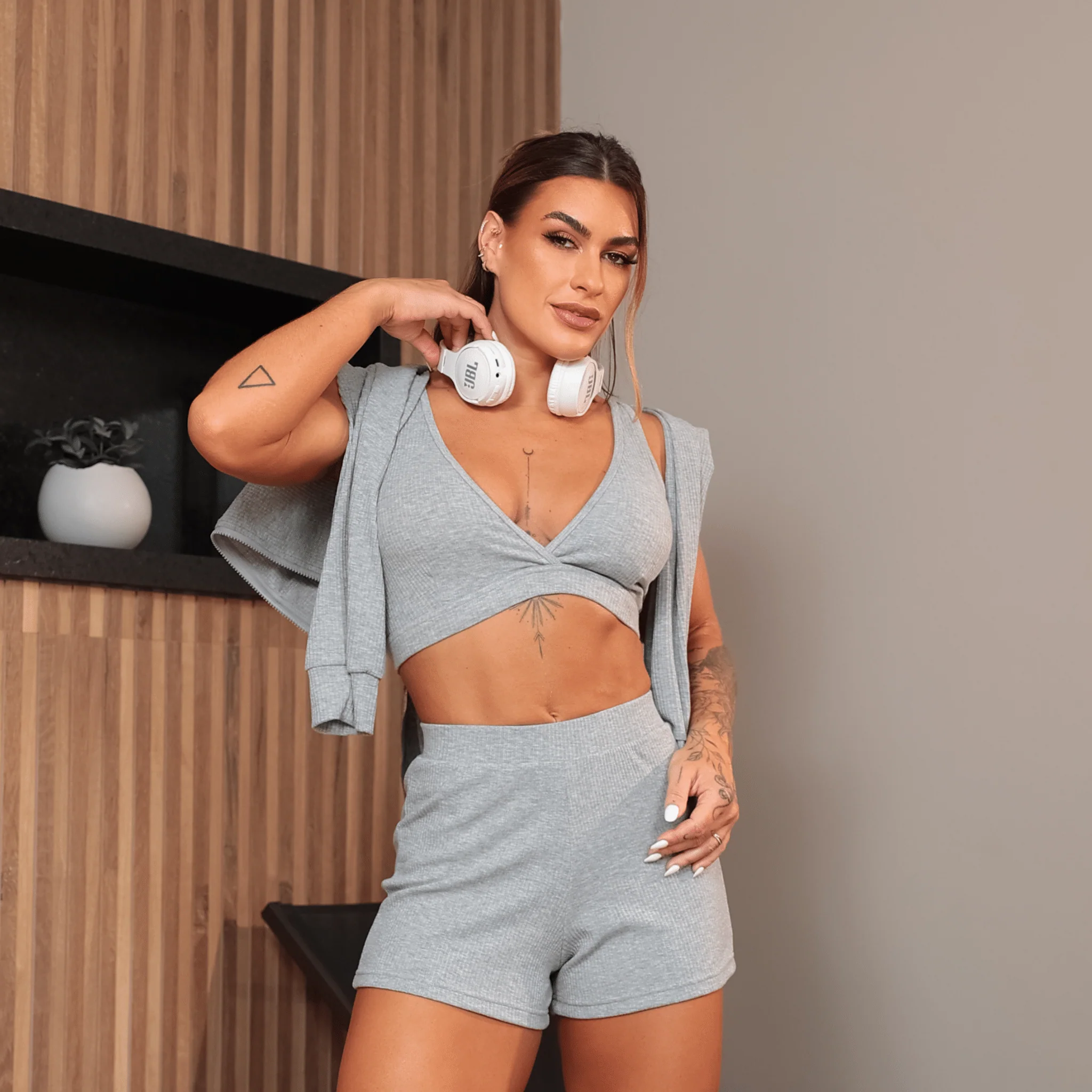 Mulher vestindo conjunto Go Fit Reserve cinza mescla com cardigã