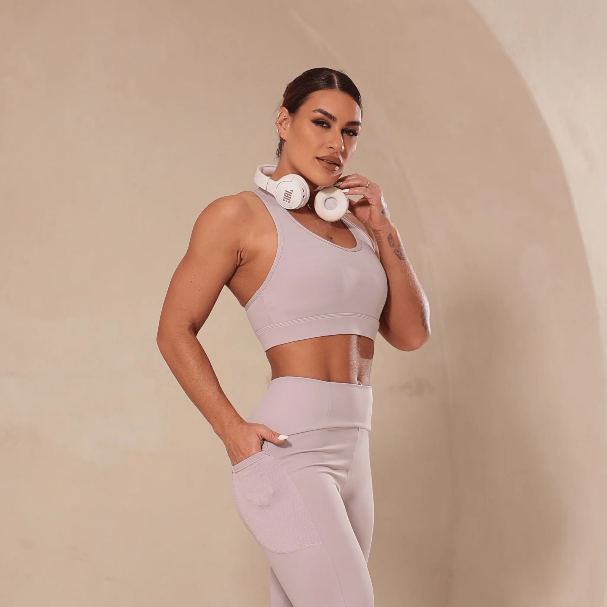 Mulher vestindo conjunto Go Fit Reserve lilás, top e legging